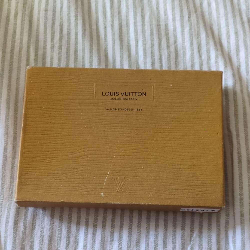 Louis Vuitton Yellow-Gold Logo Gift Box - Picture 2 of 4